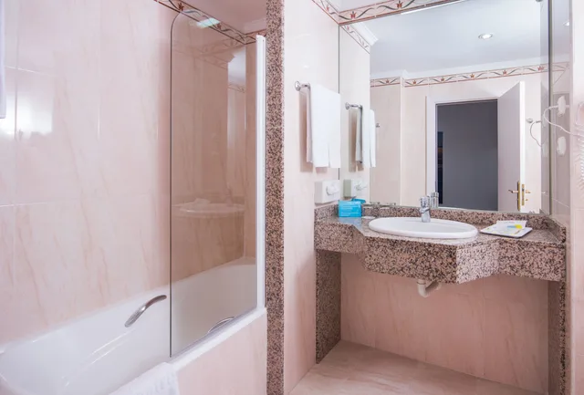 غرفة بسريرين منفصلين بإطلالة على المسبح، Hotel Mac Puerto Marina 5/5