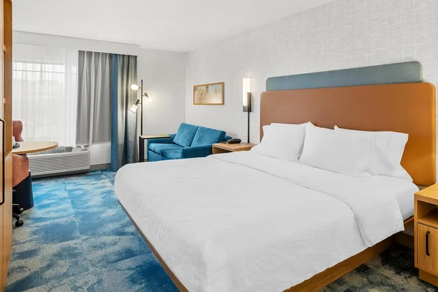 غرفة بسرير كينج بإطلالة على المدينة مع أريكة، Hampton Inn Duluth Canal Park 3/10