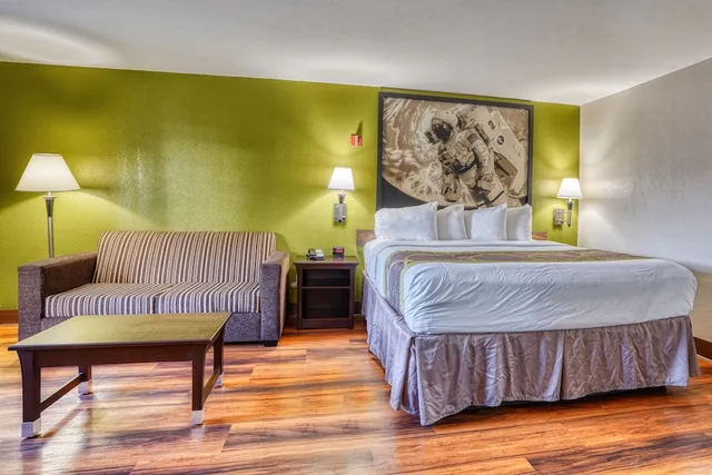 Mini, Suite, King Bed, Stair Access Only، Super 8 by Wyndham Houston/Webster/NASA 2/4