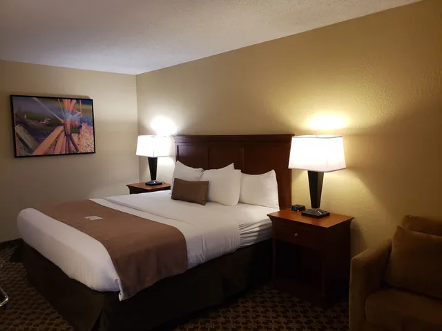 غرفة قياسية بسرير كينج مع أريكة، Best Western Plus Wooster Hotel & Conference Center 2/10