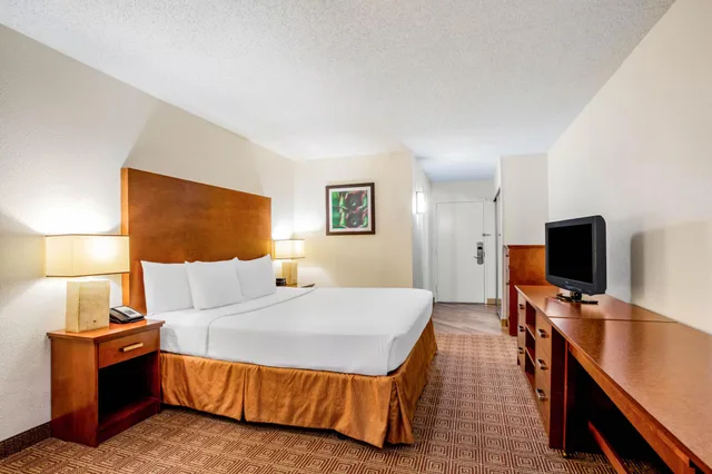 غرفة بسرير مزدوج، La Quinta Inn & Suites by Wyndham Danbury 3/3