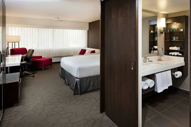 غرفة، Delta Hotels By Marriott Calgary South 3/7