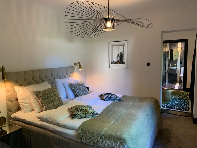 جناح بسرير كينج، Hesselby Slott 2/2