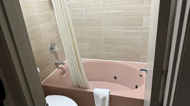 جناح بسرير كينج بحوض جاكوزي، Days Inn by Wyndham Cookeville 4/4
