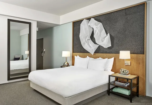 غرفة فاخرة بسرير كينج، 21C Museum Hotel Louisville 2/4