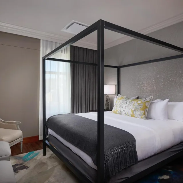 جناح جونيور بسرير كينج بإطلالة على النهر مع أريكة، The Merrill Hotel & Conference Center Muscatine A Tribute Portfolio Hotel 3/8