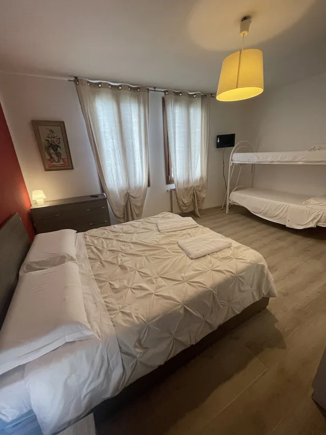 غرفة حصرية ثلاثية بسرير مزدوج وسرير فردي بحمام خاص، Harry's Guest House 4/8