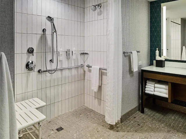 جناح استوديو بسرير كينج بغرفة نوم واحدة مع أريكة لذوي الإعاقة، Embassy Suites by Hilton Gatlinburg Resort 3/5