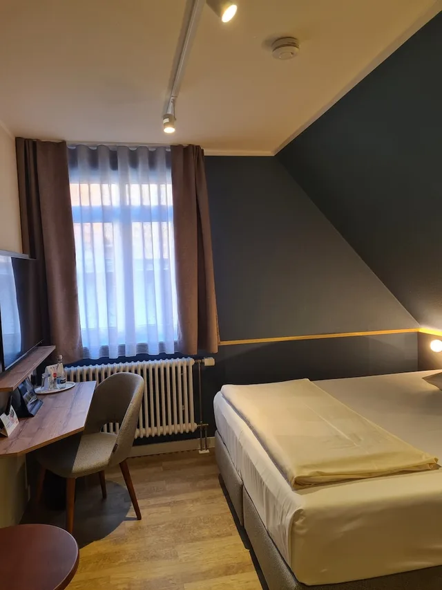 غرفة مفردة بسرير مزدوج في الملحق، Stadthotel Engel 6/10