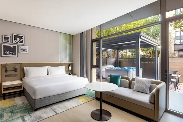 Standard, King Bed, Outdoor Living Area, Plunge Pool، Holiday Inn Shanghai Tourism Zone by IHG 1/4