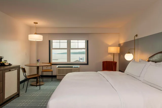 غرفة بسرير مزدوج لذوي الإعاقة، Hotel Canandaigua, Tapestry Collection by Hilton 2/6