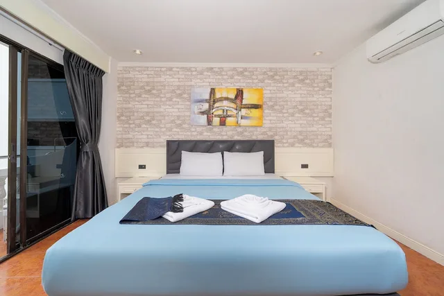 غرفة ديلوكس بسرير كينج بإطلالة على المسبح، Patong Central Residence & Apartment 4/7