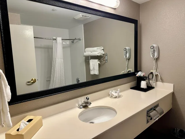 جناح تنفيذي بسرير كينج مع أريكة، La Quinta Inn & Suites by Wyndham Bannockburn-Deerfield 6/8