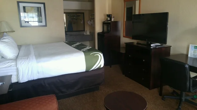 غرفة قياسية بسرير كينج للمدخنين، Quality Inn & Suites Covington 1/3
