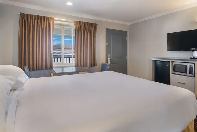 Standard, 1 Queen and 1 Single Bed, SureStay Hotel by Best Western San Rafael 2/8