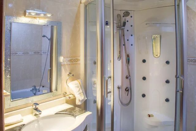 غرفة عائلية بسرير كوين وسريرين منفصلين، Lake View Resort Hotel 7/7