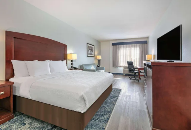 غرفة تنفيذية بسرير كينج، La Quinta Inn & Suites by Wyndham Fort Worth NE Mall 1/1