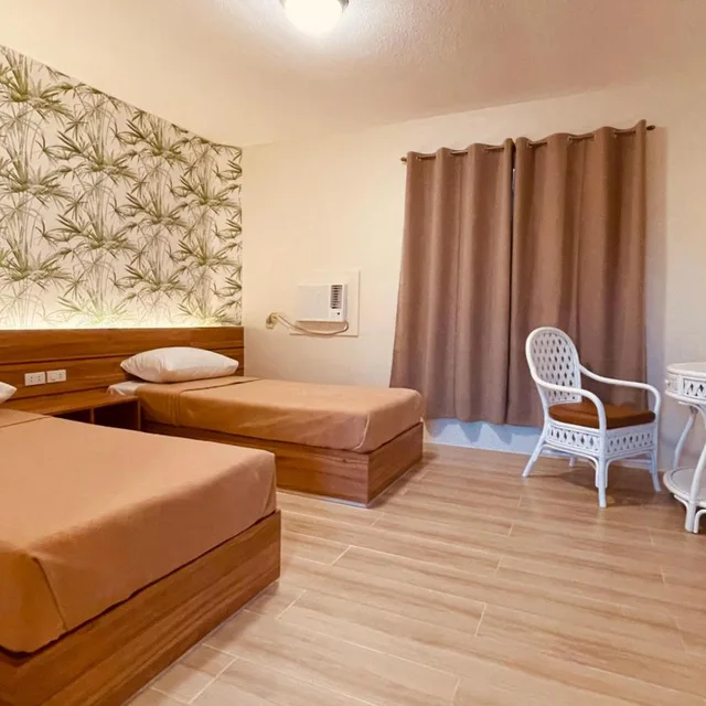 Deluxe, Twin Beds, Red Knight Gardens 2/6
