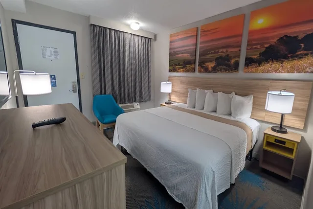 جناح استوديو بسرير كينج، Days Inn by Wyndham Champaign Urbana 2/3