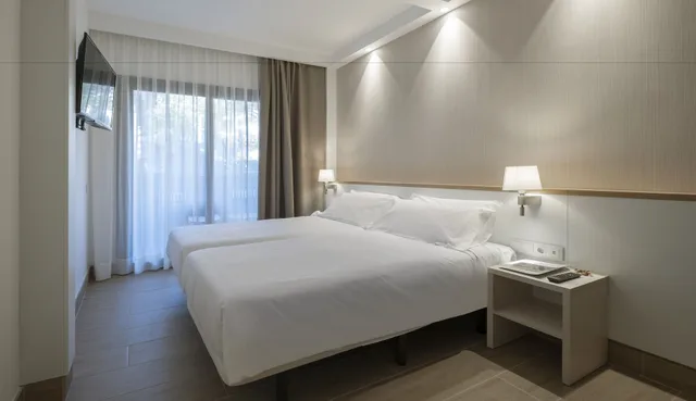 غرفة قياسية بسرير كوين بشرفة مع أريكة، Hotel Rosamar Es Blau Lloret Adults Only 4/7