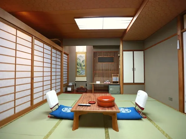 غرفة يابانية تقليدية بفرشتي فوتون بأرضية تاتامي، Takao Kanko Hotel 4/7