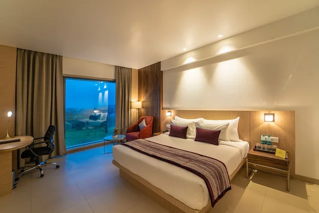 Green, Queen Bed، Rakabi The Fern Igatpuri 3/10