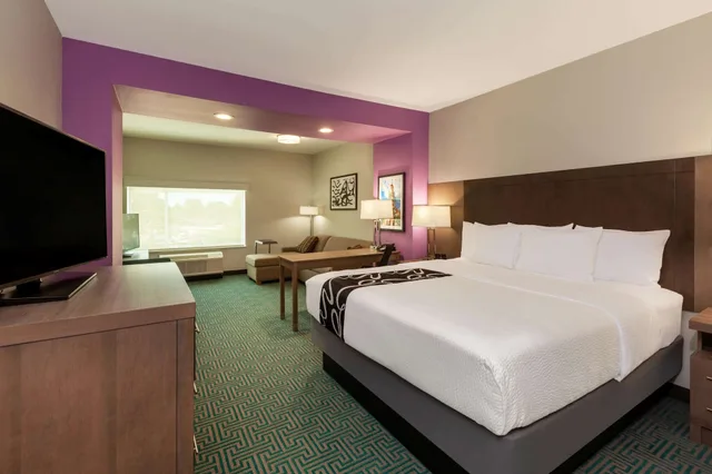 غرفة ديلوكس بسرير كينج، La Quinta by Wyndham Lafayette Oil Center 1/3