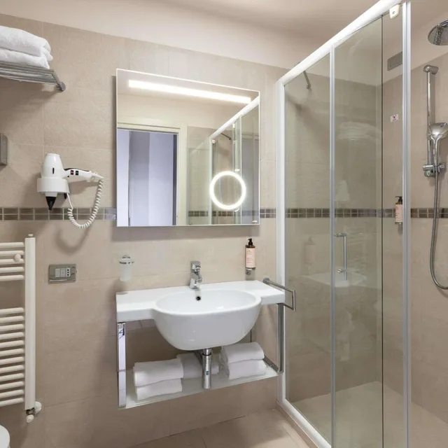Classic, Double Bed, Side Sea View, Balcony، MERCURE RIMINI ARTIS 9/10
