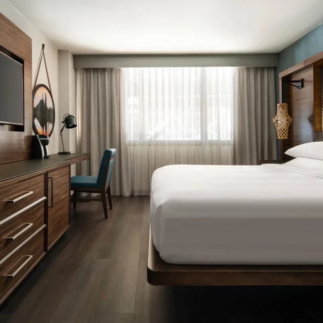 غرفة بسرير كينج بحوض استحمام لذوي الإعاقة، Seattle Airport Marriott 4/7