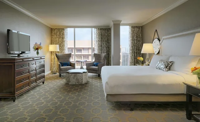 غرفة ديلوكس بسرير كينج بإطلالة على المدينة، Fairmont Dallas 1/2