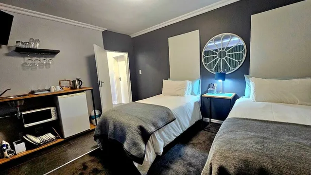 2 Bedrooms, Family, Queen and Twin Beds, Sea View, Bay View Somerset West 3/10