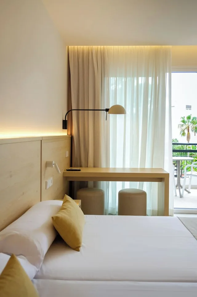 غرفة بسريرين منفصلين بإطلالة على البحر بشرفة، Cala Ferrera Hotel 6/10