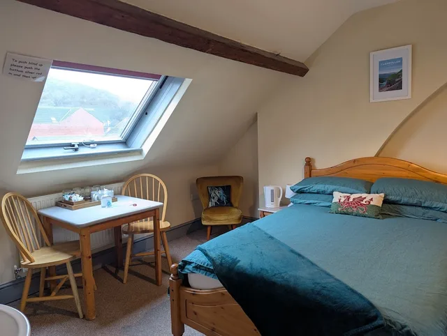 جناح أساسي بسرير مزدوج وسريرين منفصلين بإطلالة على الجبل بحمام خاص، Llangollen Hostel 3/4