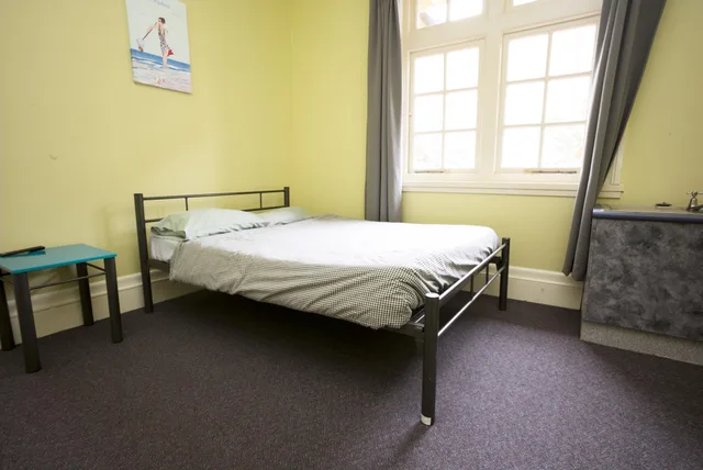 Double Shared Bathroom, YHA Newcastle Beach 2/2