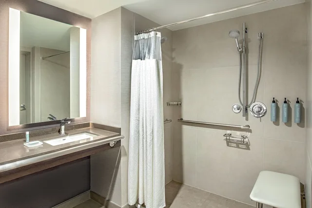 غرفة بسرير كوين لذوي الإعاقة، Courtyard by Marriott Boston Marlborough 3/4