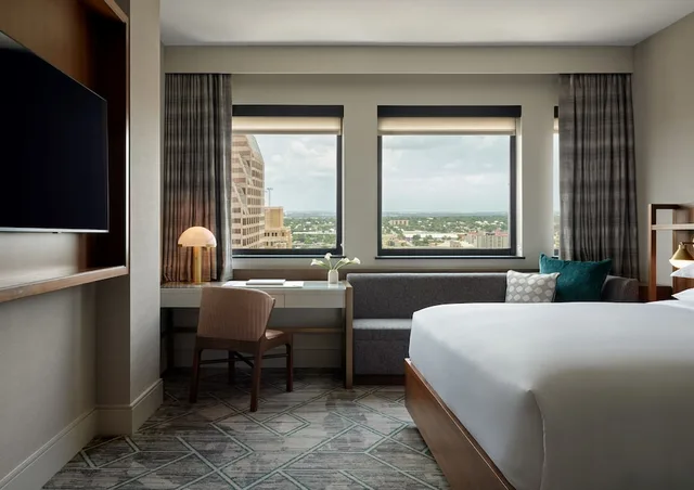 غرفة بريميوم بسرير كينج بإطلالة على المدينة مع دخول صالة النادي، InterContinental San Antonio Riverwalk 6/10