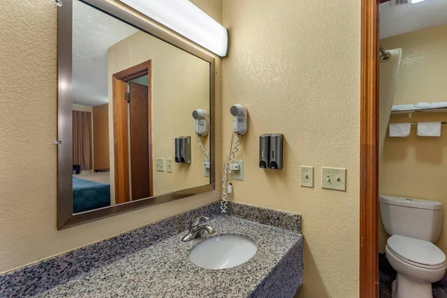 غرفة قياسية بسرير كينج، Econo Lodge North Nashville TN 5/6