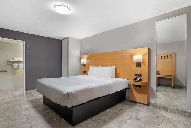 غرفة بسرير كينج لذوي الإعاقة، Quality Inn and Conference Center Tampa-Brandon 2/6
