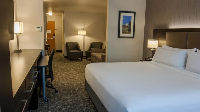 غرفة قياسية بسرير كوين لذوي الإعاقة، Holiday Inn Express Hotel Suites Cheney University Area 1/4