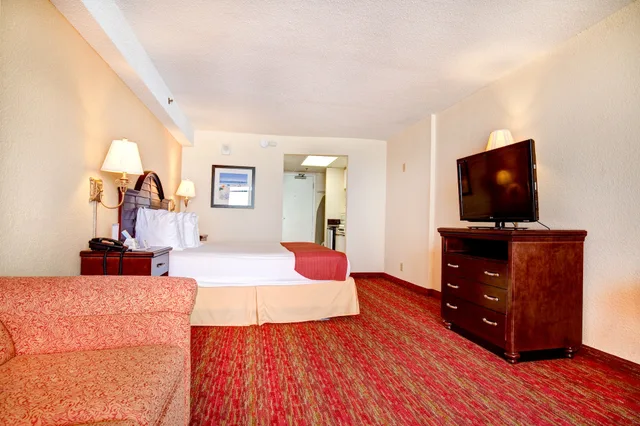 غرفة قياسية بسرير كينج بإطلالة مع أريكة لذوي الإعاقة، Best Western Ocean Sands Beach Resort 7/10