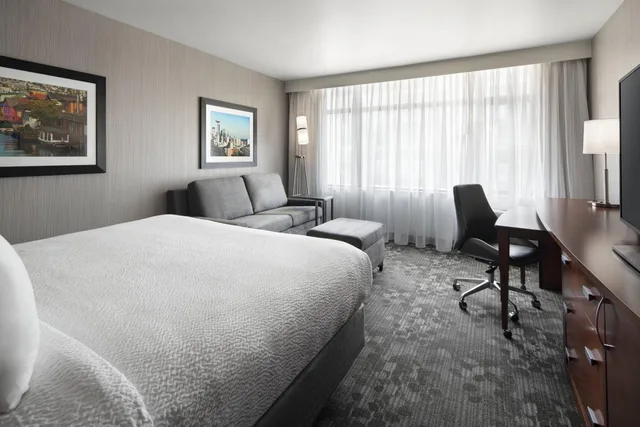 غرفة بسرير كينج مع أريكة، Courtyard By Marriott Seattle Downtown Lake Union 6/8