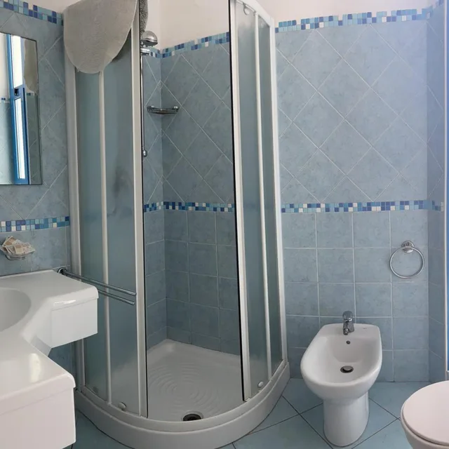 غرفة ثلاثية، Senior Hotel 7/9
