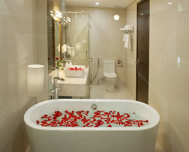 جناح جونيور بسرير كينج بشرفة بإطلالة جزئية على البحر، Grand Sea Hotel 4/5