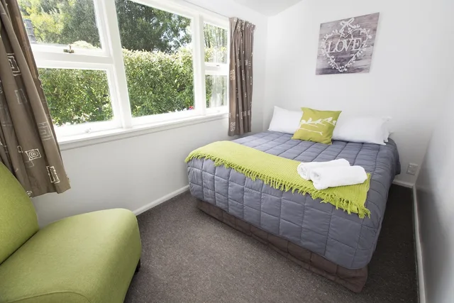 كوخ بسرير كوين، North South Holiday Park 1/2