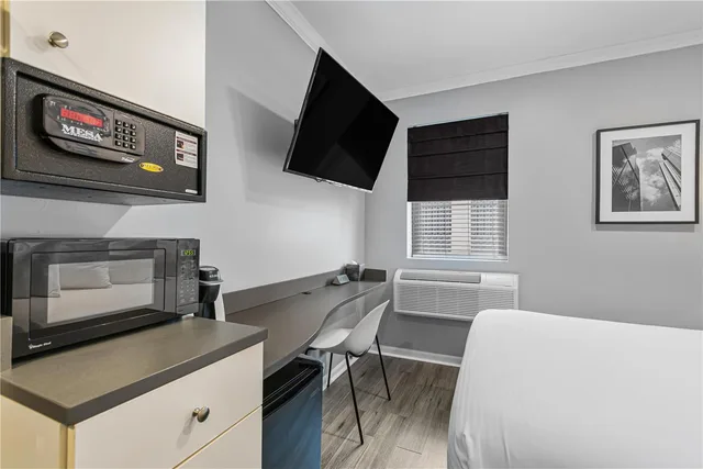 Room, Queen Bed, Hotel Chicago West Loop, SureStay Collection by Best Western 3/4