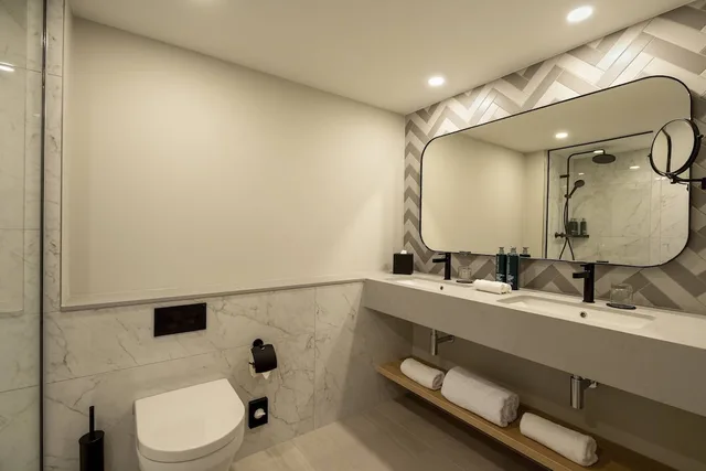 جناح ركني بسرير كينج بغرفة نوم واحدة، DoubleTree by Hilton Berlin Ku’damm 2/2