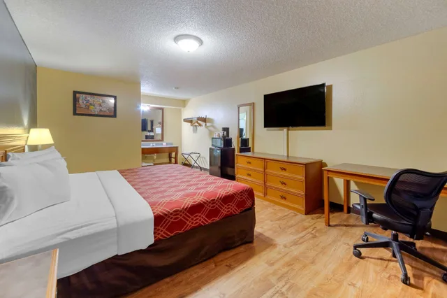 غرفة قياسية بسرير كينج للمدخنين، Econo Lodge Pryor 4/9