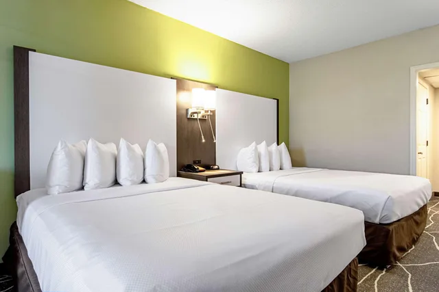 غرفة بسرير كوين، Clarion Inn Willow River 2/5
