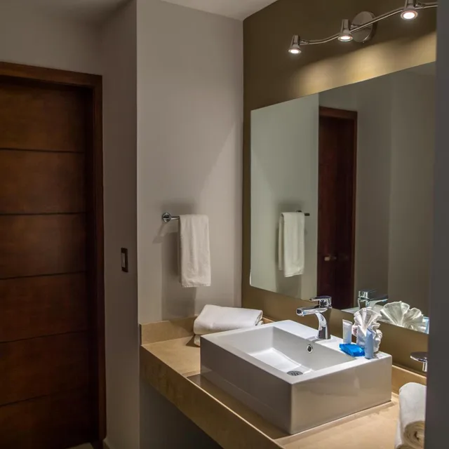 غرفة بسريرين مزدوجين بإطلالة على البحر، Ocean View Beach Hotel 5/5