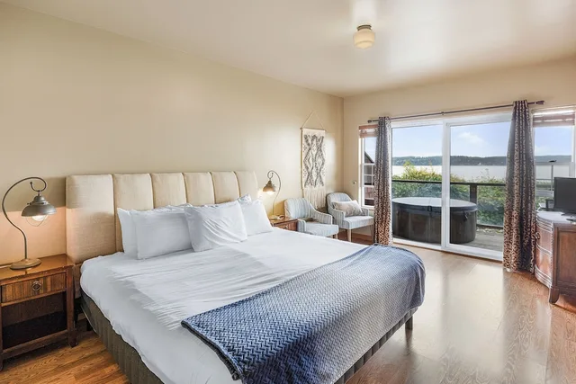 غرفة بسرير كينج وسريرين كينج بجاكوزي، Camano Island Inn 1/6